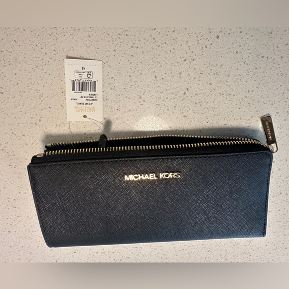 Michael Kors Jet Set Travel Large Saffiano Leather Quarter-Zip Wallet - Picture 2 of 3